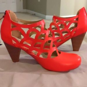 Vintage Styled French Blu Red Pumps